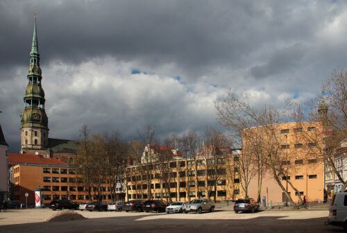 Aizņemsies 5,8 miljonus eiro energoefektivitātes pasākumu īstenošanai Rīgas izglītības iestādēs