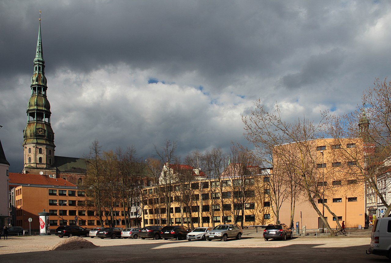 Aizņemsies 5,8 miljonus eiro energoefektivitātes pasākumu īstenošanai Rīgas izglītības iestādēs