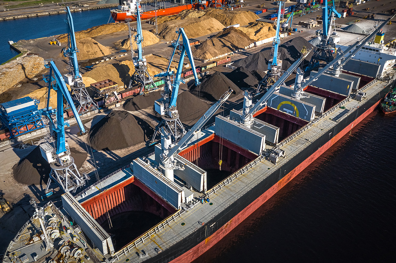 Padziļināts Rīgas ostas piestātņu un kuģošanas kanāls