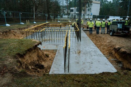 Iemūrē laika kapsulu “Rīgas satiksmes”  jaunās apakšstacijas pamatos
