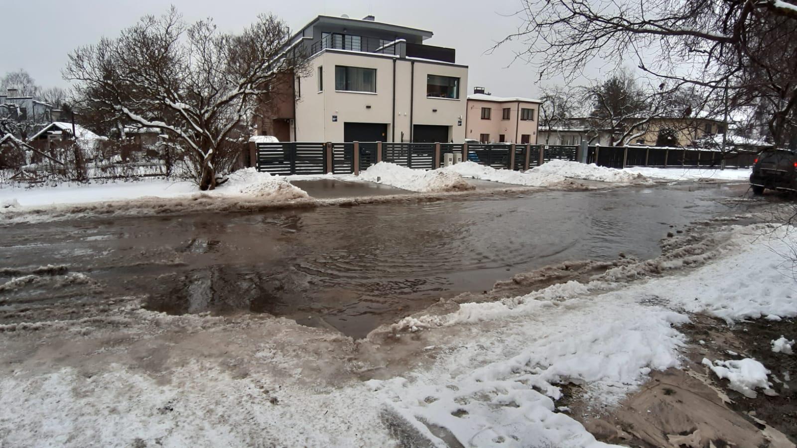 “Rīgas ūdens” aicina ziņot par ūdensvada avārijām