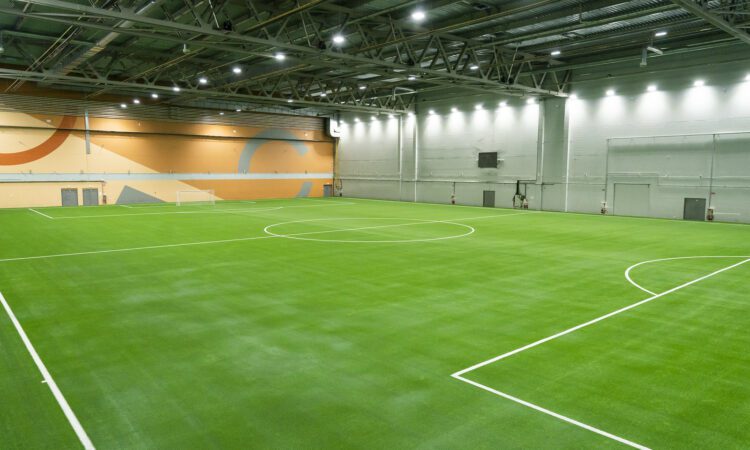 Olimpiskajā centrā Rīgā atklāts atjaunotais futbola laukums