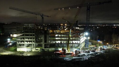 Ar Baltijā lielāko celtni naktī sākta LU Rakstu mājas kopņu montāža