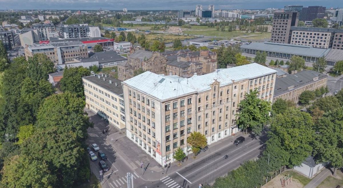 Uzņēmums “Rosme” pārdod vēsturisku ēku Rīgas Klusajā centrā