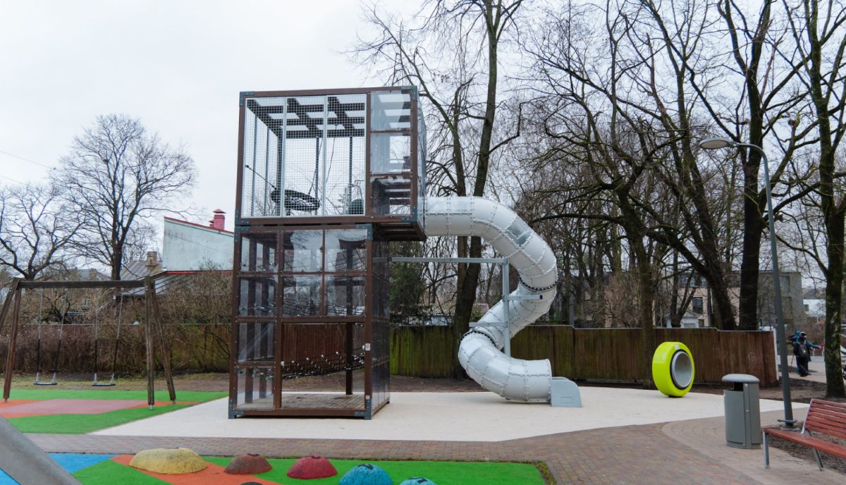 Rīgā pērn uzbūvēti 18 jauni spēļu laukumi un rekreācijas zonas