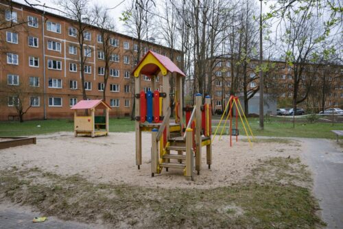 Rīgā sērijveida dzīvokļu vidējā kvadrātmetra cena jūlijā samazinājās par vienu eiro