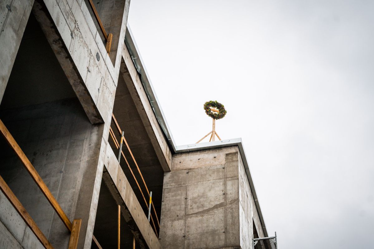 Nosvinēti RSU jaunā kompleksa spāru svētki