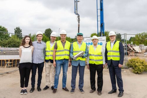 RTU jaunajam mācību angāram iemūrē pamatakmeni