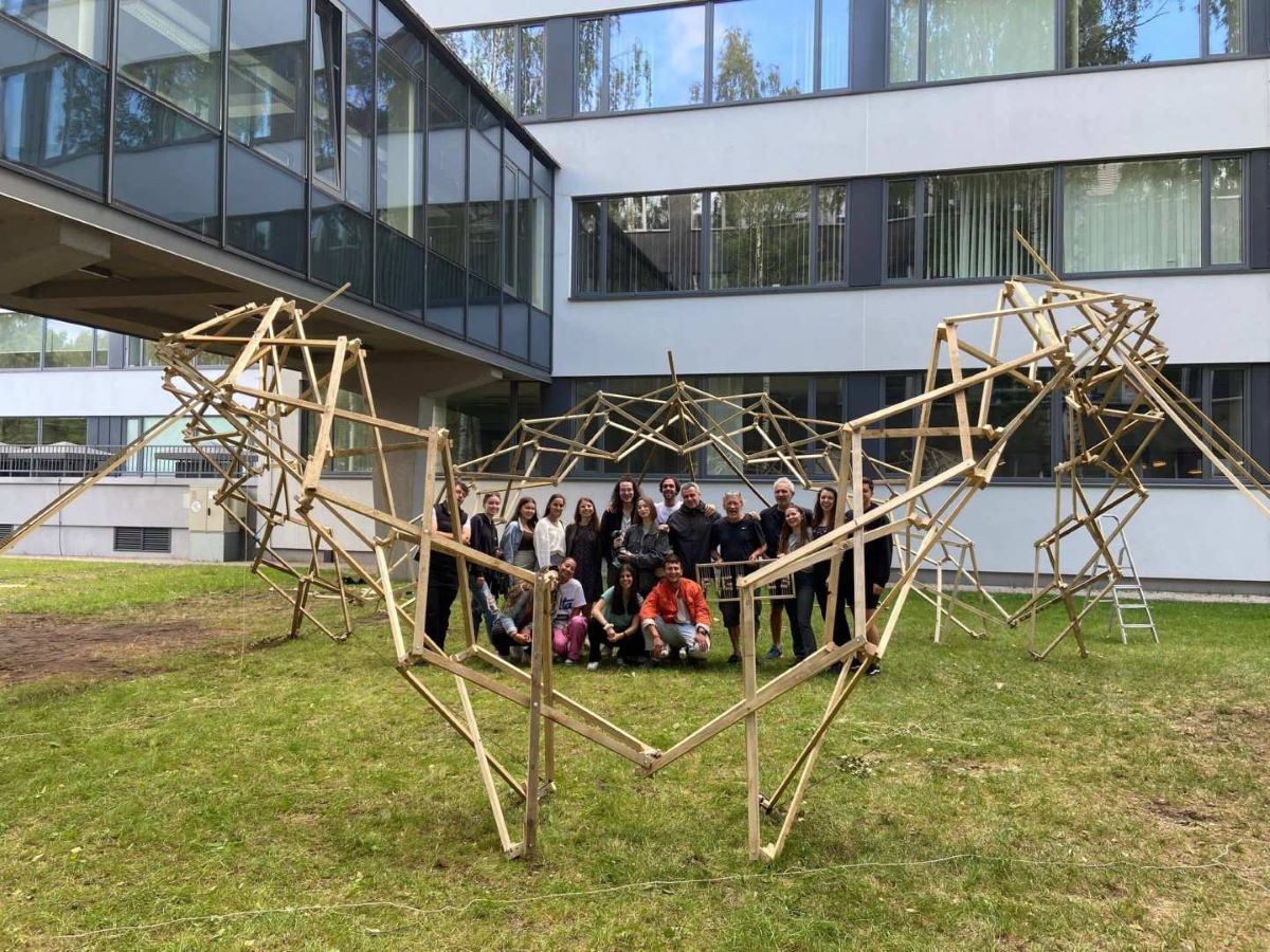 Arhitektūras vasaras skolas dalībnieki izgatavo salokāmas koka arkas