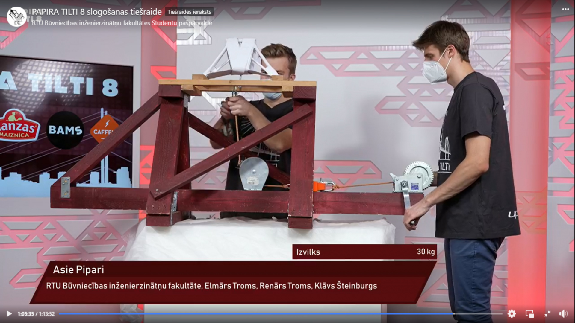 Izturīgākais papīra tilts notur 145,6 kg slodzi