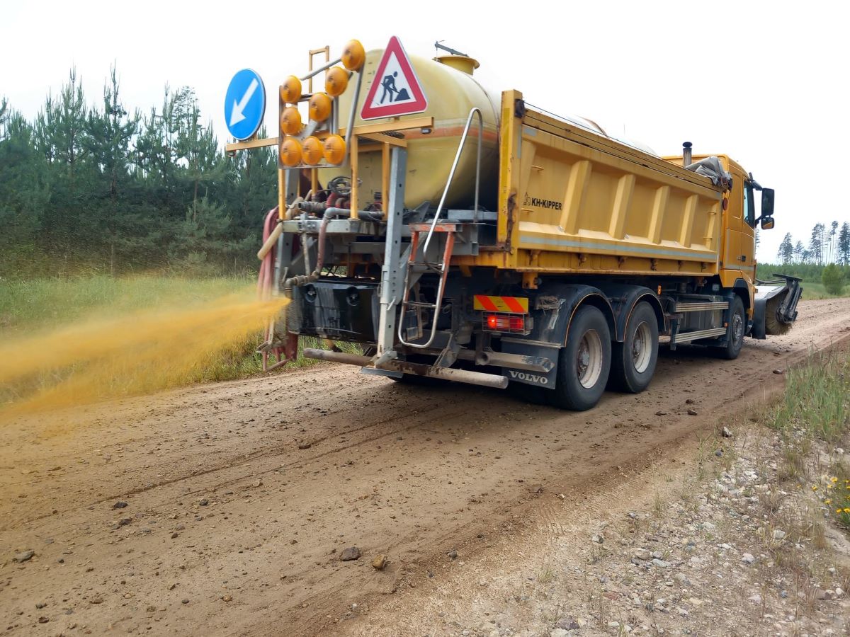 RTU zinātnieki izmēģina jaunu tehnoloģiju ceļu atputekļošanai