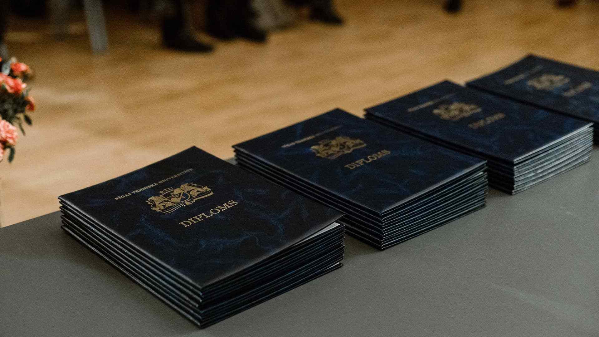 Jaunie arhitekti saņem diplomus un izstādē prezentē savas idejas