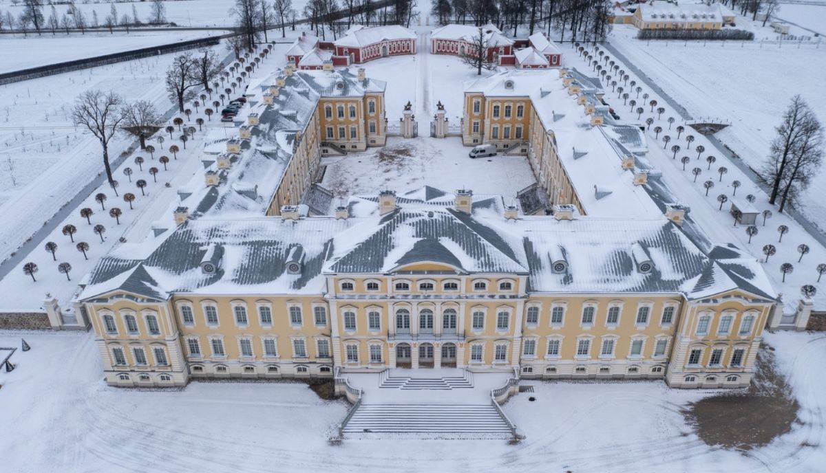 Pilnībā pabeigta Rundāles pils jumta pārbūve