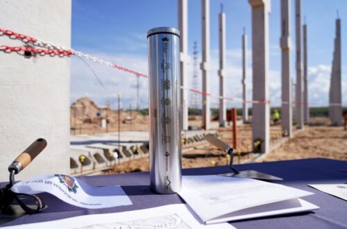 Iemūrē laika kapsulu Kundziņsalas robežšķērsošanas vietas administratīvās ēkas pamatos