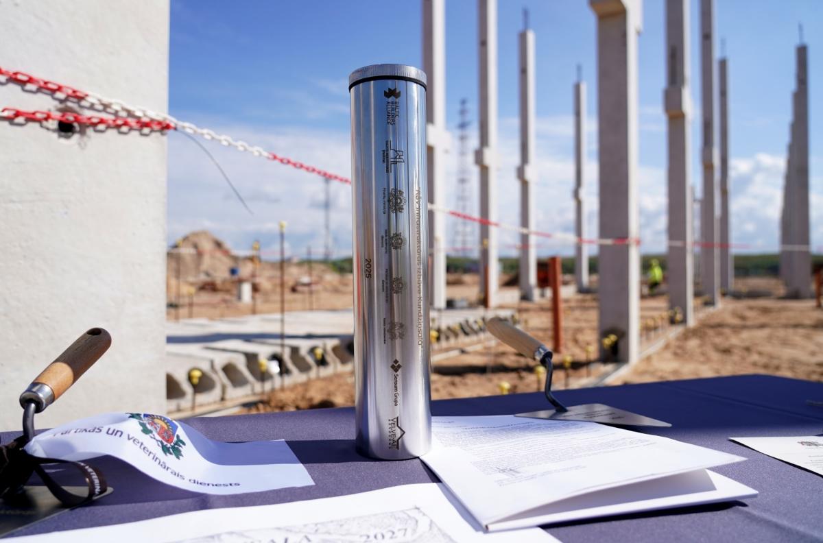 Iemūrē laika kapsulu Kundziņsalas robežšķērsošanas vietas administratīvās ēkas pamatos