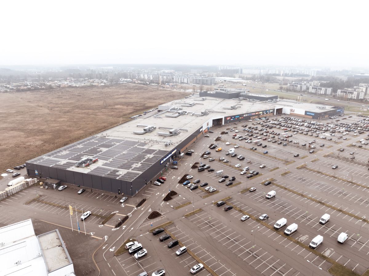 Uz tirdzniecības centra “SĀGA” jumta izvietoti saules paneļi