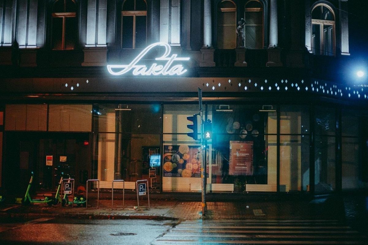 Atjaunots vēsturiskā “Saktas” nama uzraksts un izkārtnes josla