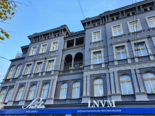 Par 716 463 eiro atjaunota 