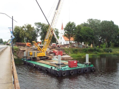 Salacgrīvā pār Salacu top pagaidu tilts, darbus organizē divās maiņās