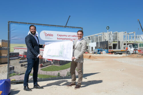 Jaunā cepumu un vafeļu ražotne Ādažos svin spāru svētkus