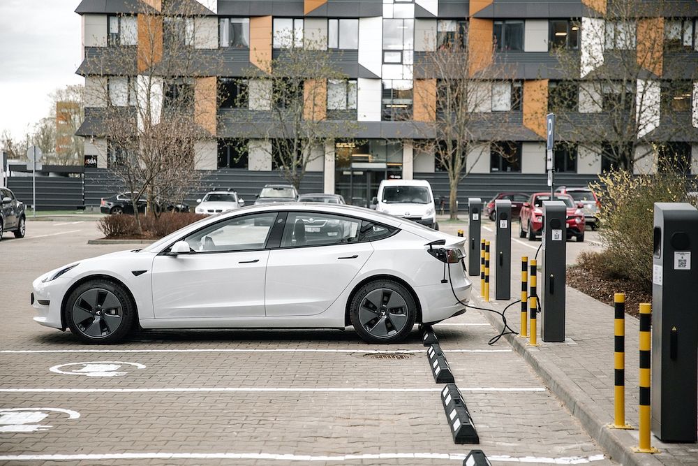 Biroju centrā “Skanstes City” izveidots elektroauto uzlādes parks