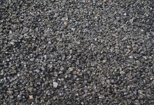 Autoceļu posmos noslaucītas atdalījušās šķembas