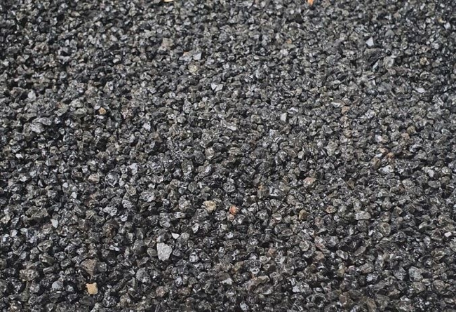 Autoceļu posmos noslaucītas atdalījušās šķembas