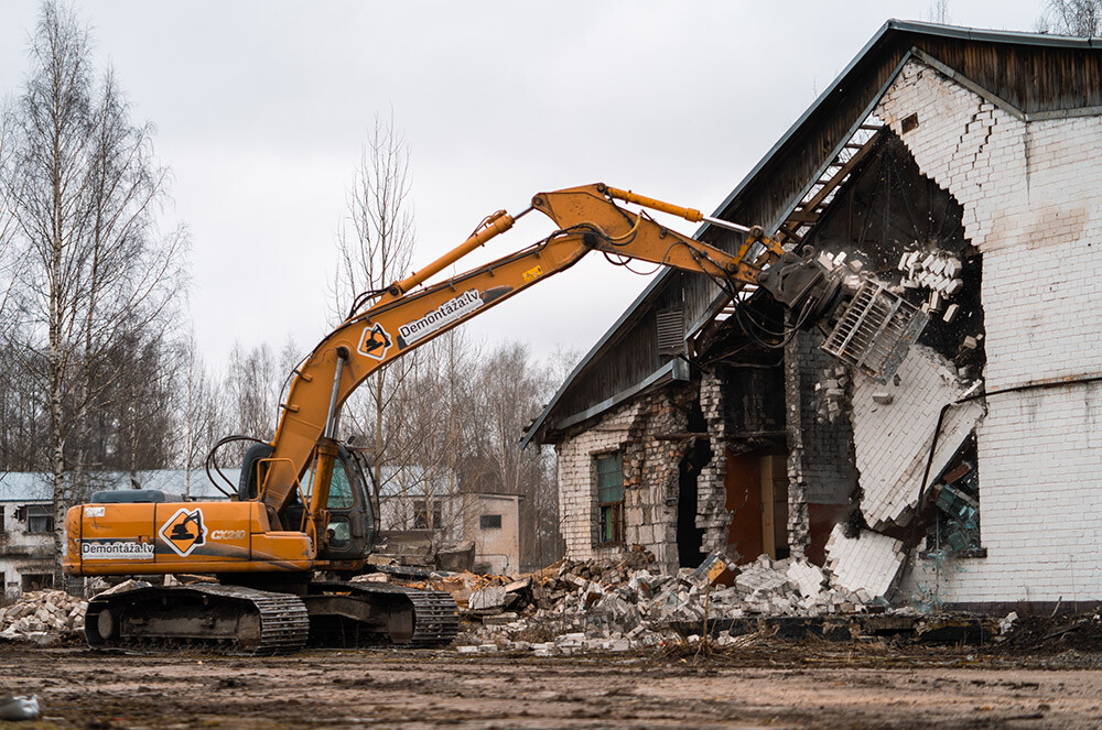 Sākta Šķirotavas cietuma ēku kompleksa demontāža