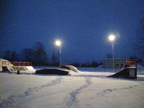 Skrīveru jaunajā skeitparkā ierīkots apgaismojums