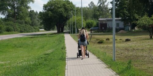 Skrundā labiekārtota gājēju ietve aptuveni 400 metrus garumā