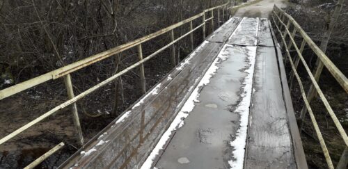 Skultē drošības apsvērumu dēļ satiksmei slēgts tilts