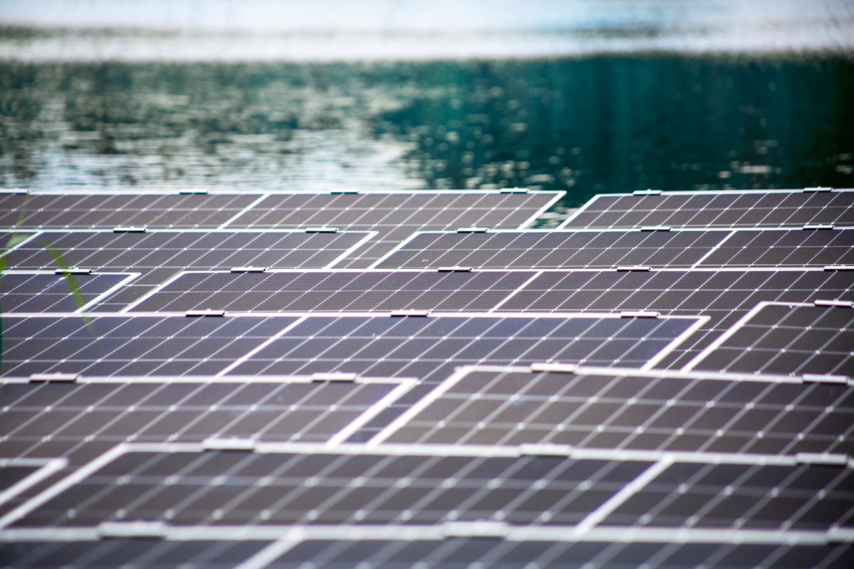 Sākta Baltijas valstīs pirmās peldošās saules elektrostacijas uzstādīšana