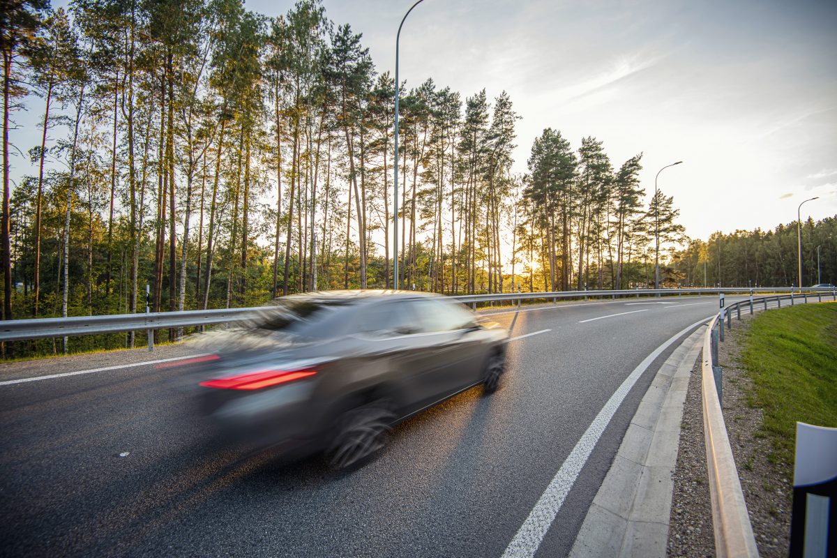 Sāk būvēt prettrokšņu sienu gar Vidzemes šoseju pie Gaujas ciema