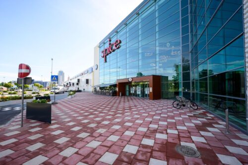 Pie tirdzniecības centra 