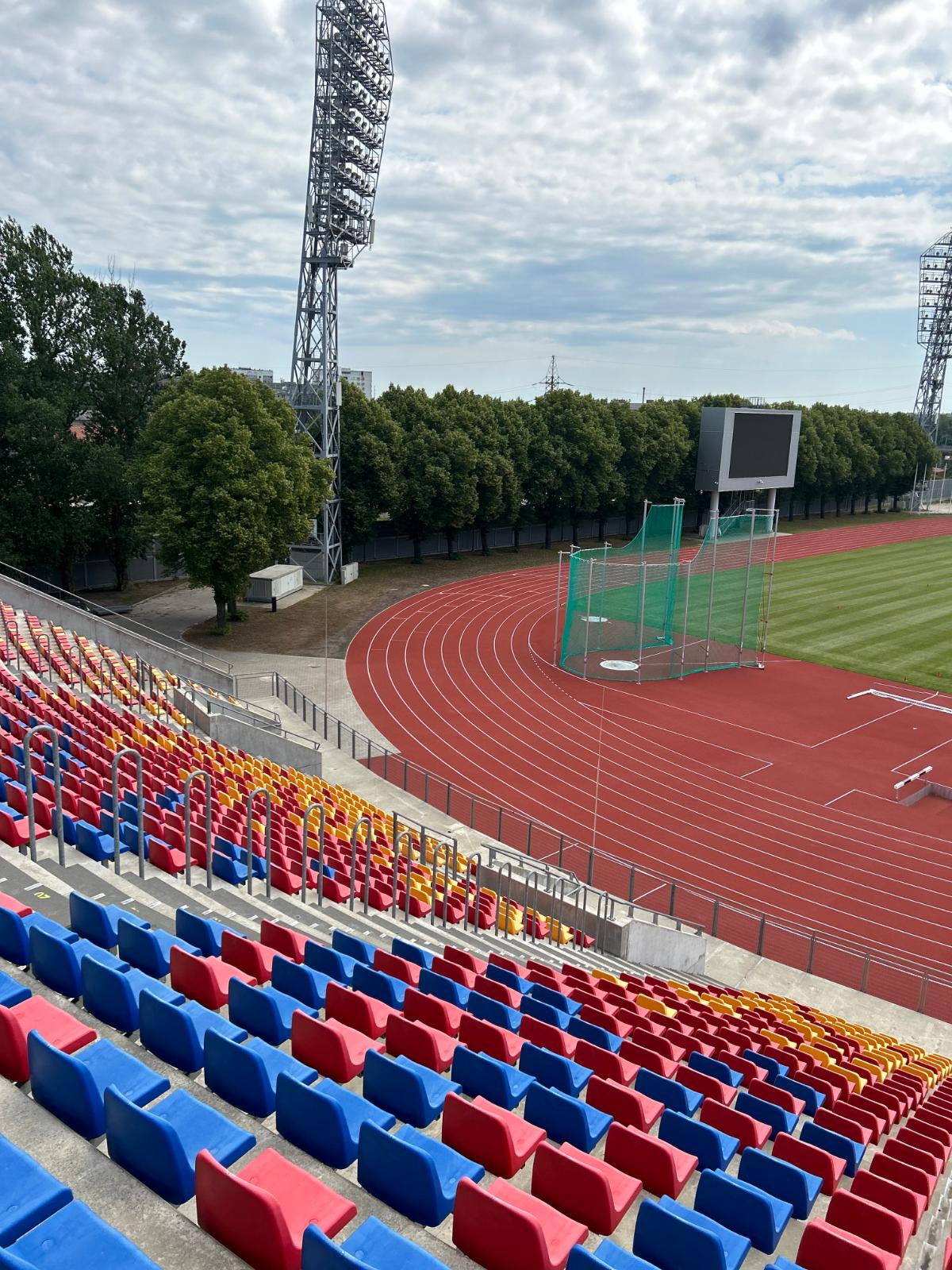 Pēc pārbūves atklāts Daugavas stadiona centrālais sporta laukums
