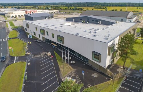 Ekziperī starptautiskā privātā vidusskola Piņķos nodota ekspluatācijā