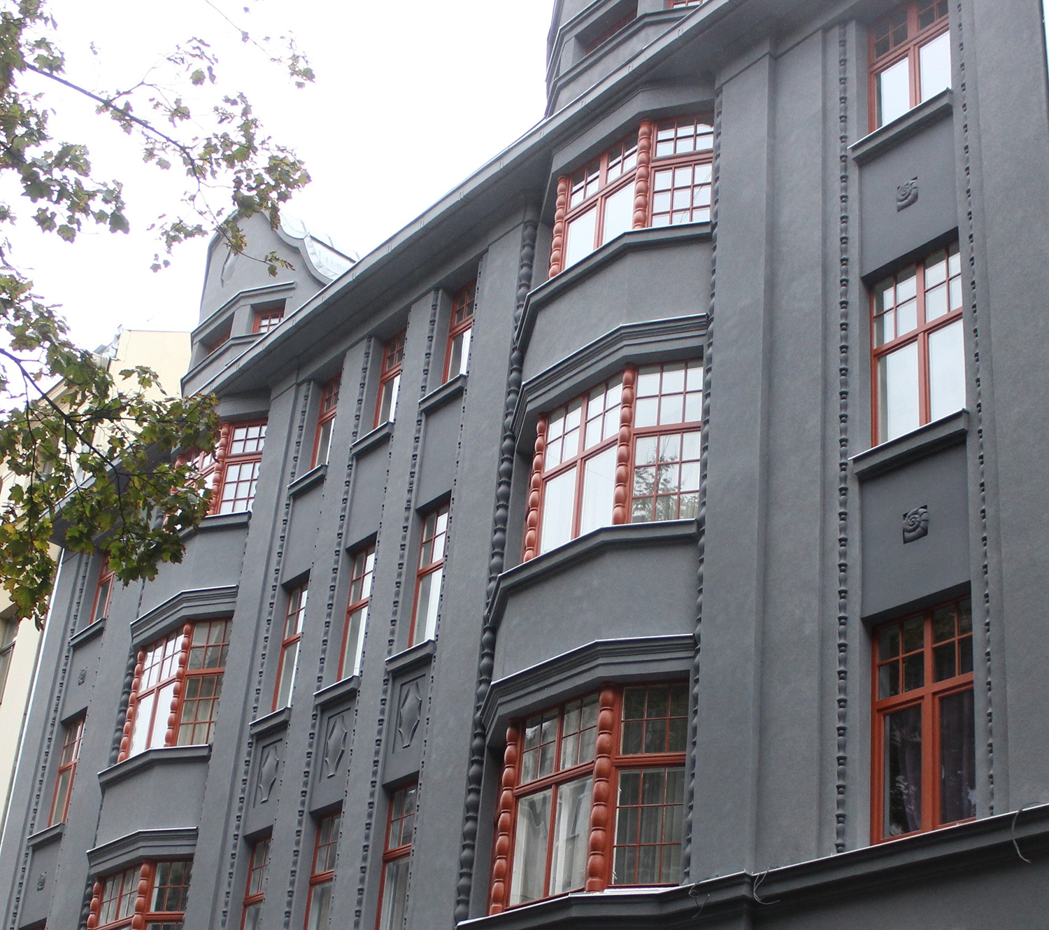 Rīgā renovē un izgaismo ēkas fasādi Strēlnieku ielā