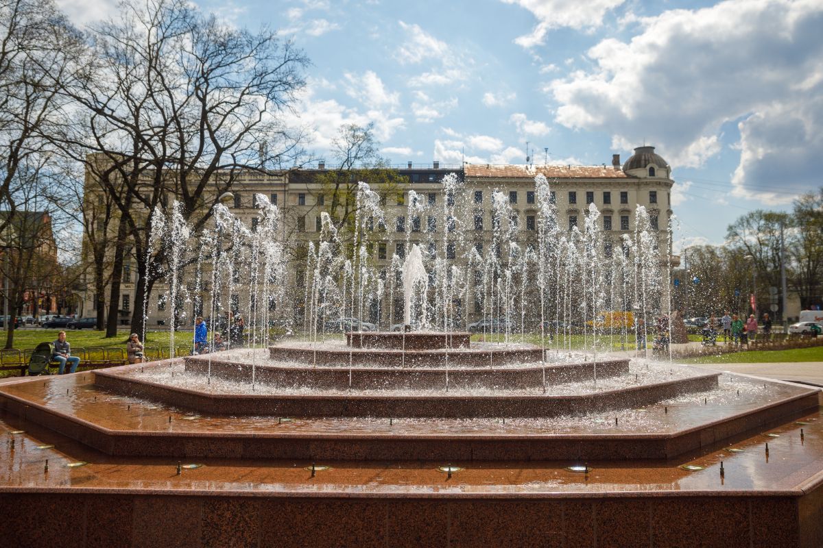 Kronvalda parkā atjaunota Rīgas lielākā strūklaka