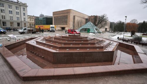 Kronvalda parkā atjauno Kongresu nama strūklaku