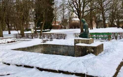 Kuldīgā atjaunos tēlnieces Rezevskas veidoto strūklaku