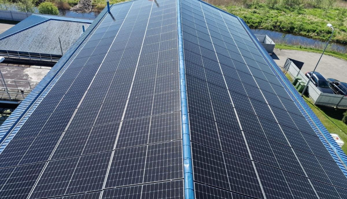 SIA „Talsu ūdens” pašu spēkiem izbūvē saules elektrostaciju Rojā