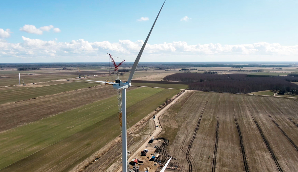 Tārgales vēja parkā uzstādītas vēja turbīnas