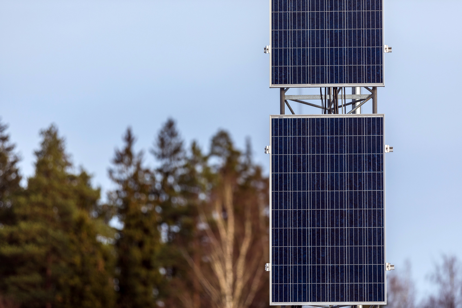 “Tele2” bāzes stacijas aprīkos ar saules paneļiem