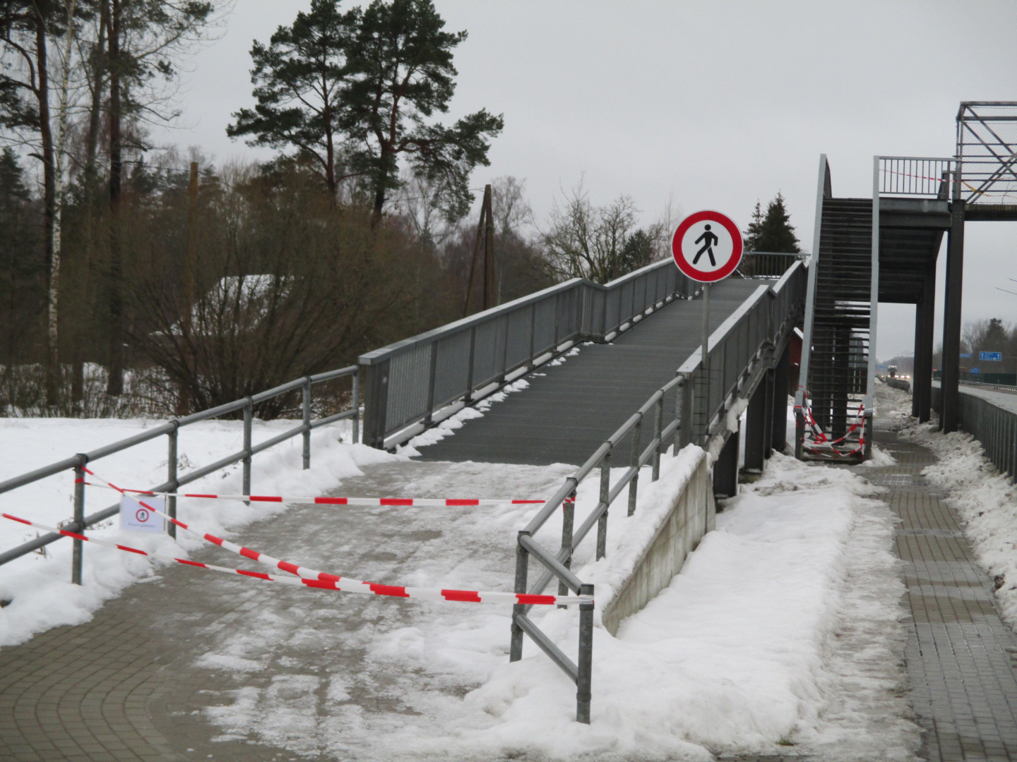 Pēc avārijas Dalbes gājēju tilts slēgts remontam