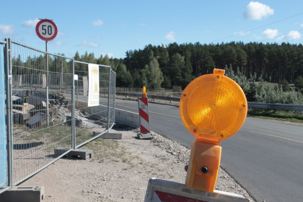 Uz Daugavpils šosejas pie Kokneses atjauno tiltu pār Pērsi
