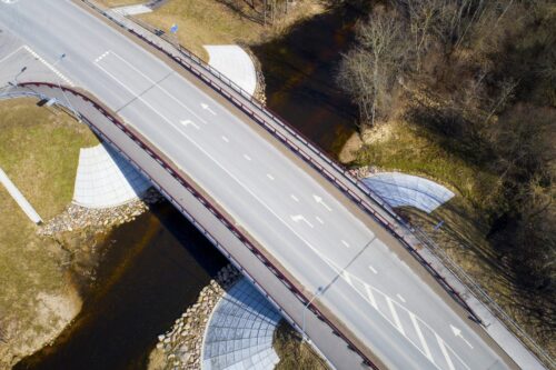 Kurzemē vairākiem tiltiem nozagti margu režģi