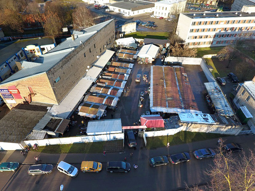 Rīgā labiekārto krāmu tirgu “Latgale”