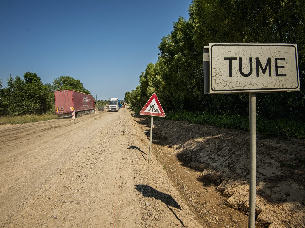Autoceļa Tukums–Kuldīga būvdarbu posmā būtiski defekti