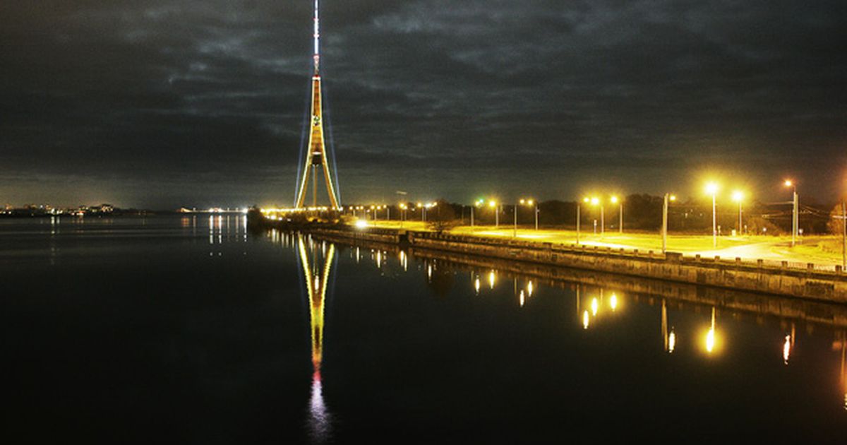 Izgaismos Zaķusalas TV torni un Brīvības pieminekli