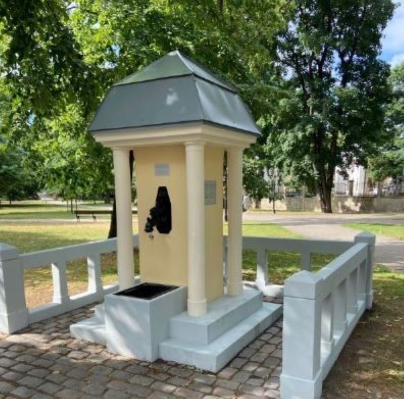 Rīgā atklāts atjaunotais vēsturiskais ūdensavota namiņš Raiņa bulvārī